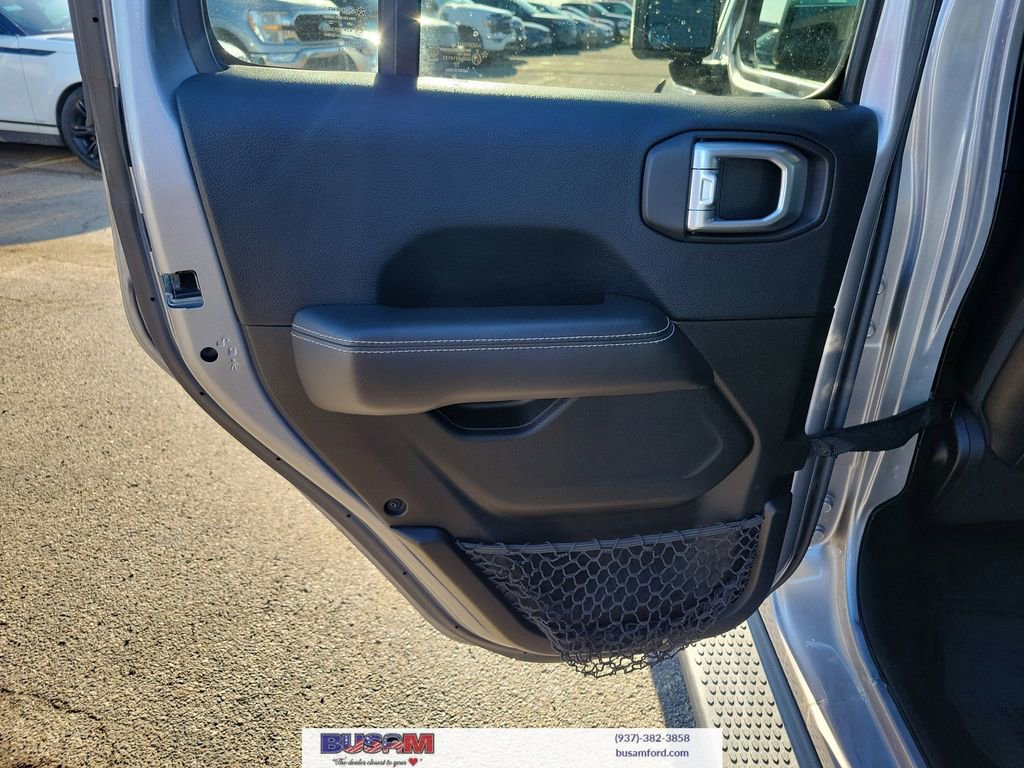 Used 2019 Jeep Wrangler Unlimited Sahara w/ Dual Top Group AWD/4WD image 12