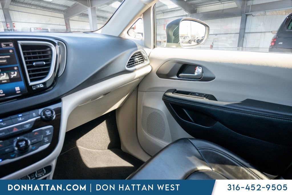 Used 2023 Chrysler Pacifica Touring-L image 14