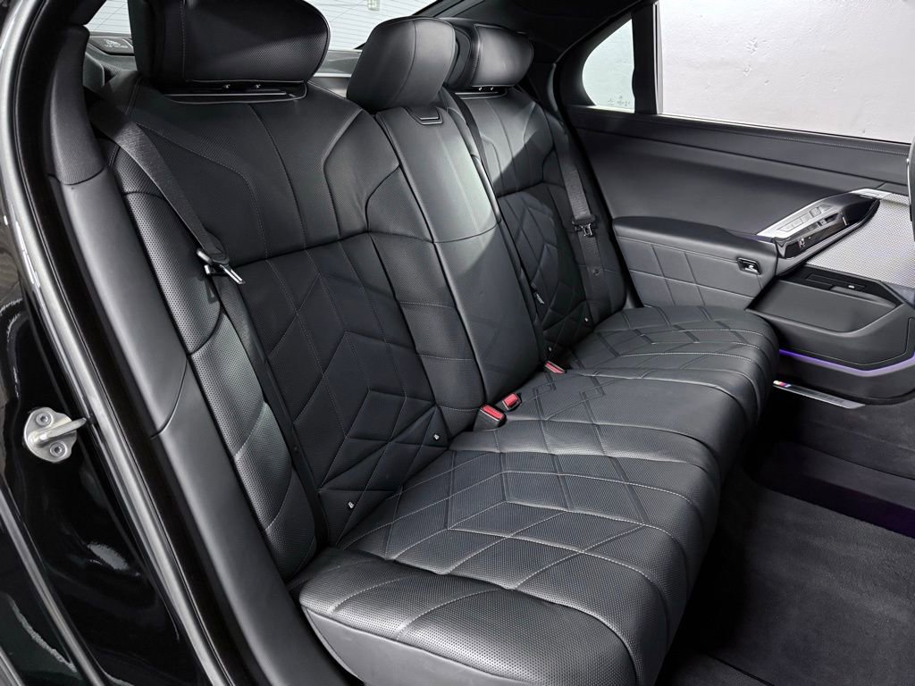 Used 2023 BMW 760i xDrive w/ Executive Package image 30