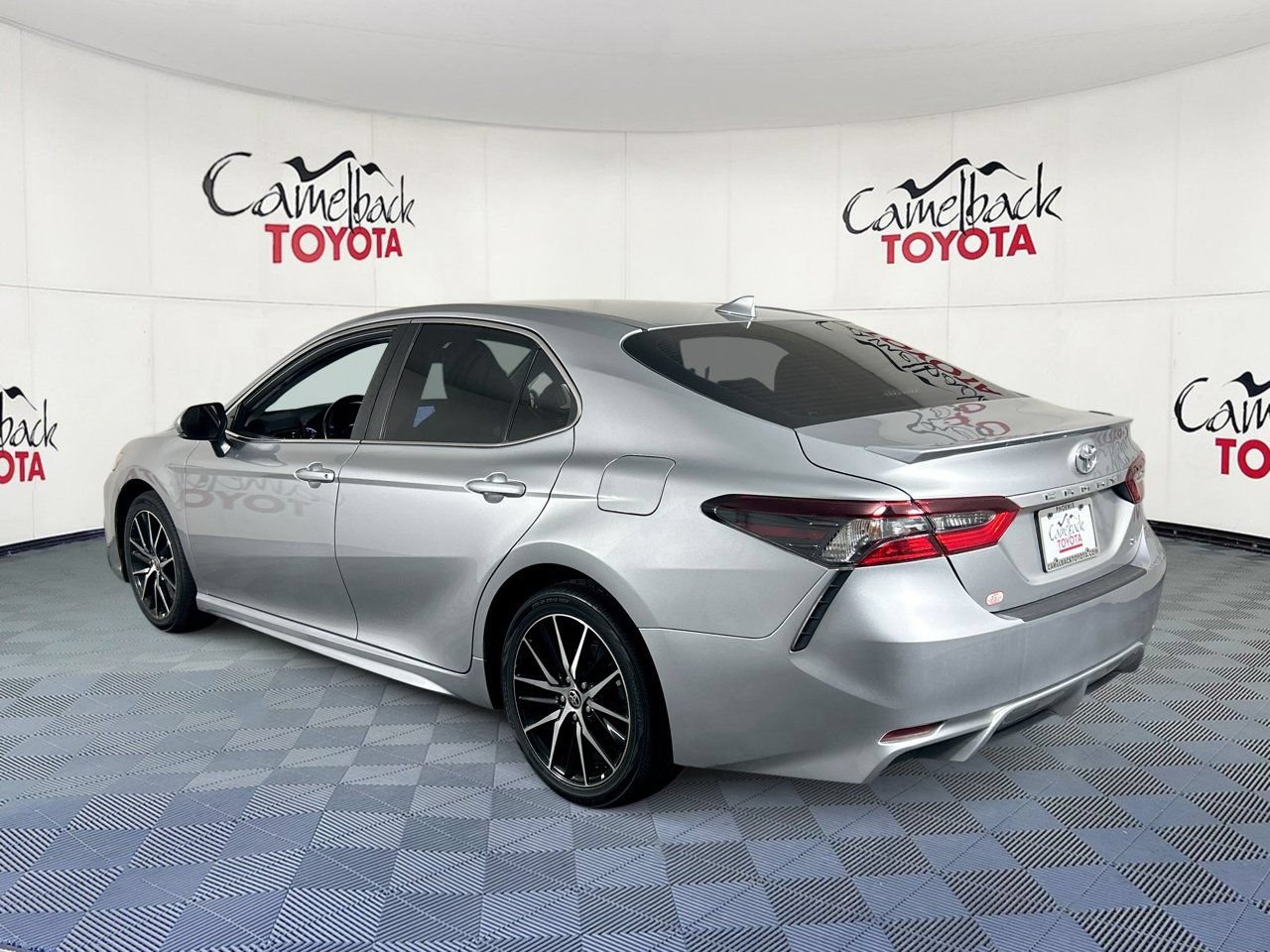 Used 2024 Toyota Camry SE FWD image 6