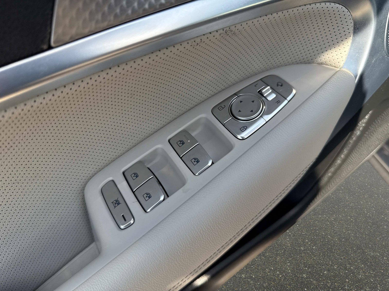 Used 2023 Genesis G70 2.0T w/ Sport Prestige Package image 17