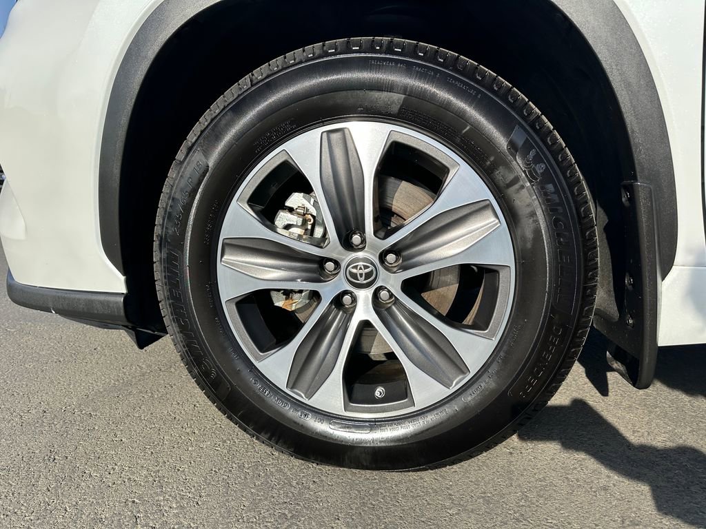 Used 2022 Toyota Highlander XLE image 12