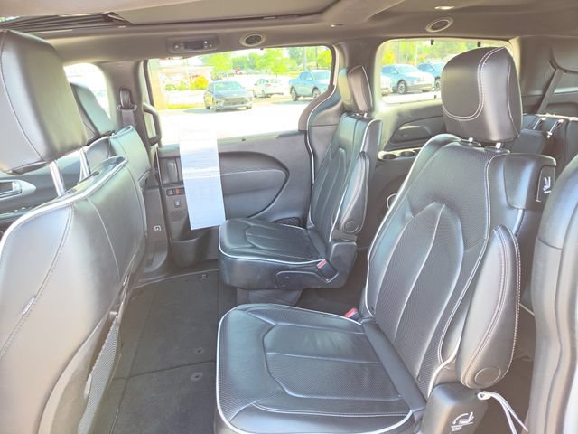 Used 2025 Chrysler Pacifica Limited FWD image 29