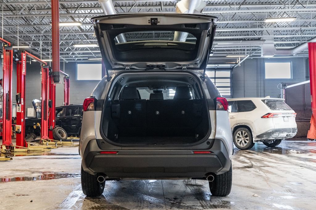 Used 2024 Toyota RAV4 LE image 9