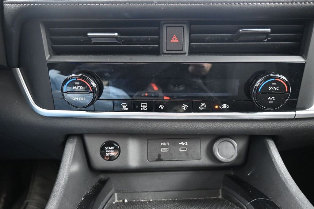 Used 2025 Nissan Rogue SV AWD/4WD image 14