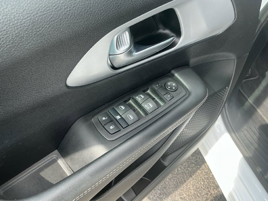 Used 2024 Chrysler Pacifica Touring FWD image 16