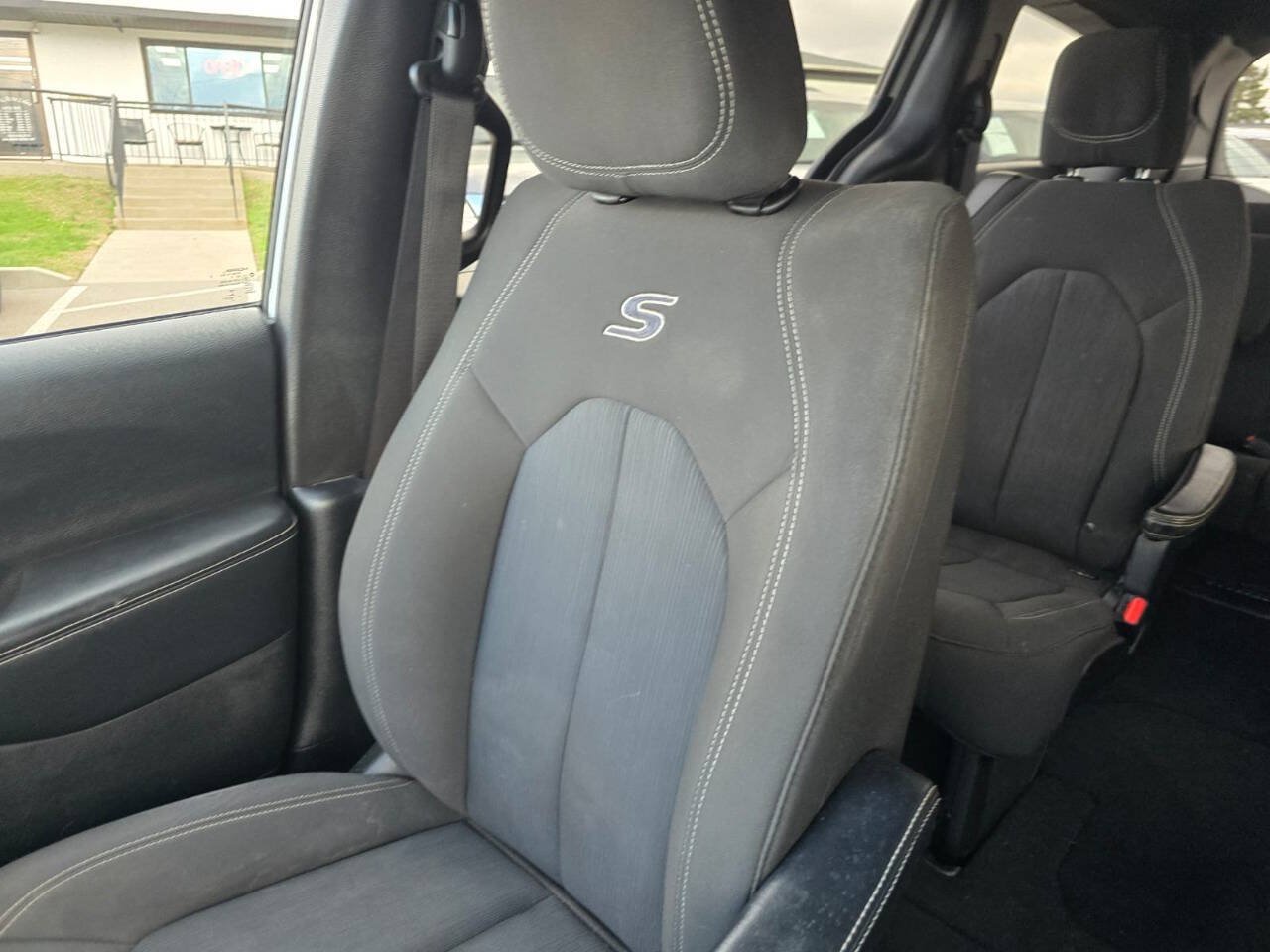 Used 2020 Chrysler Pacifica Touring w/ Advanced Safetytec Group FWD image 23