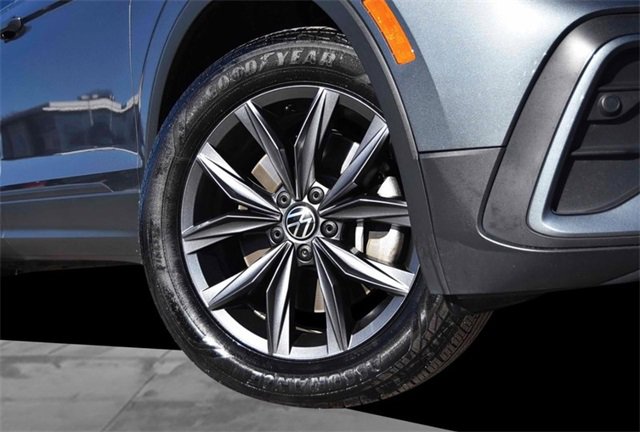 Certified 2022 Volkswagen Tiguan SE image 3