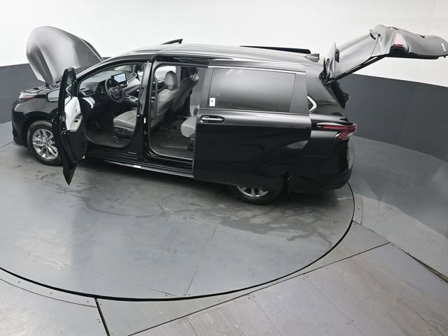 Used 2025 Toyota Sienna XLE image 53