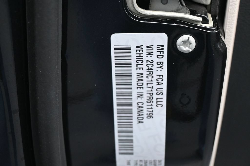 Used 2023 Chrysler Pacifica Touring-L FWD image 17