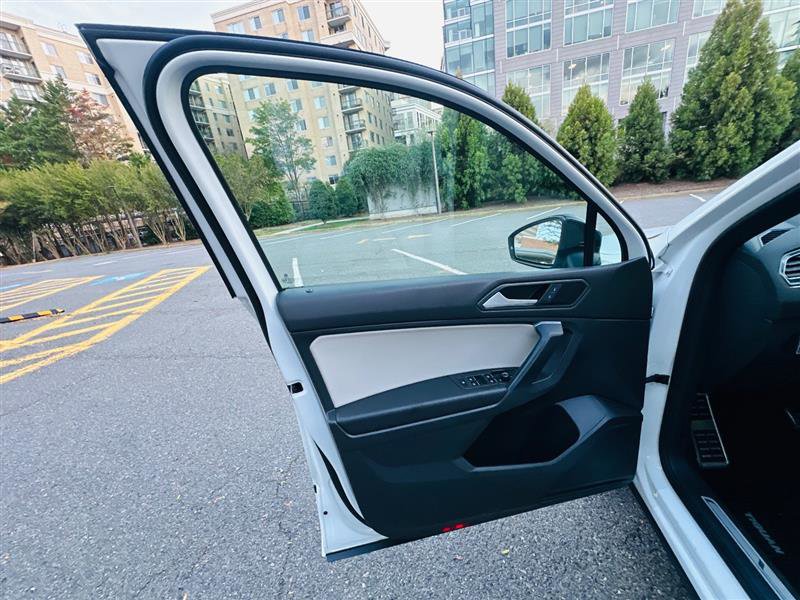 Used 2021 Volkswagen Tiguan SE R-Line image 38