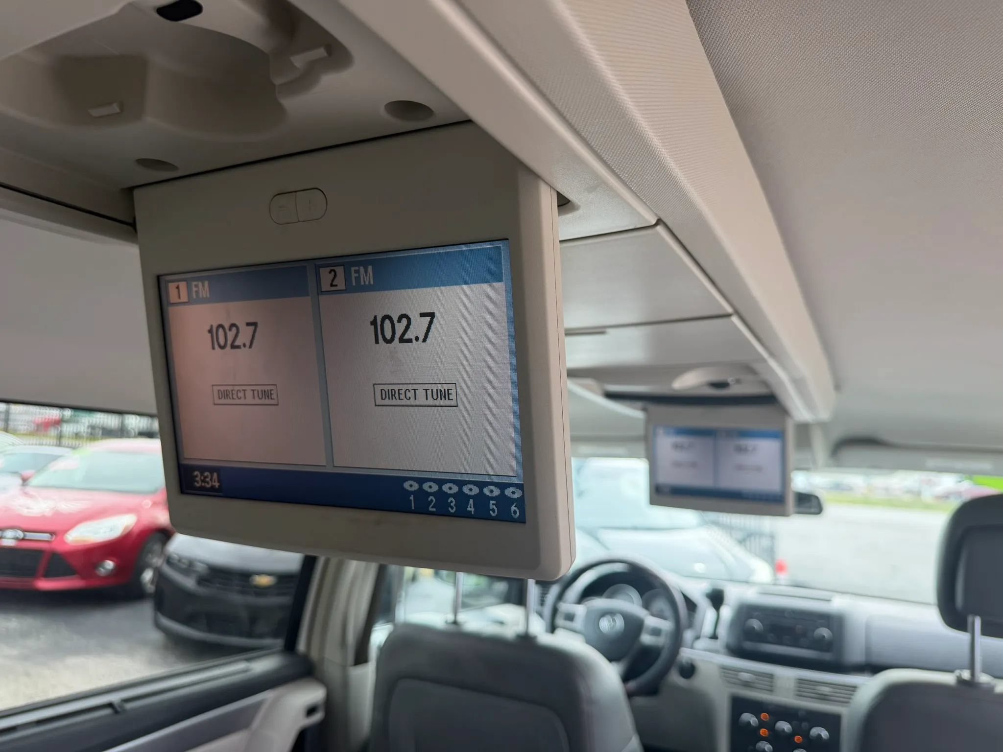 Used 2011 Volkswagen Routan SE FWD image 19