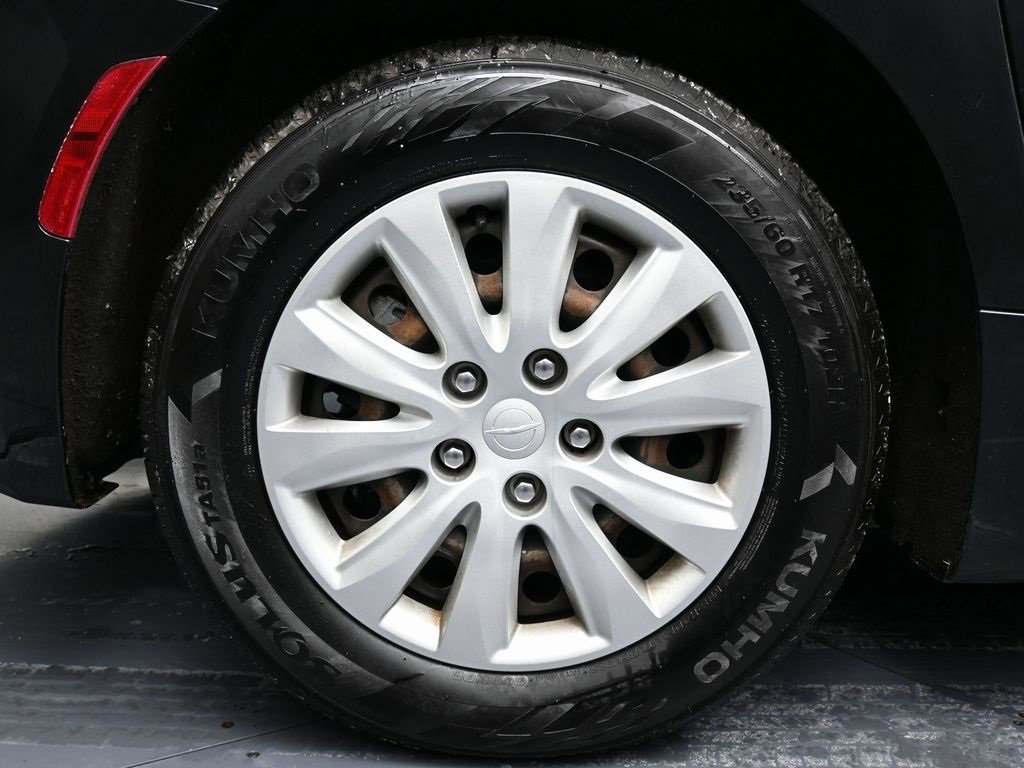 Used 2020 Chrysler Voyager L image 13