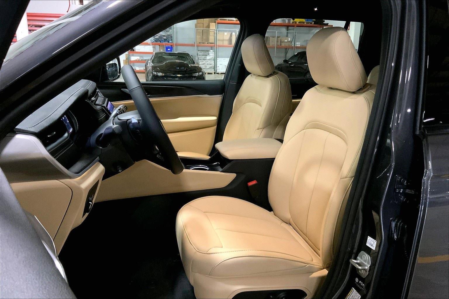 New 2025 Jeep Grand Cherokee Limited w/ Luxury Tech Group II AWD/4WD image 9