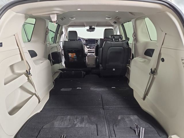 Used 2023 Chrysler Pacifica Touring-L image 32