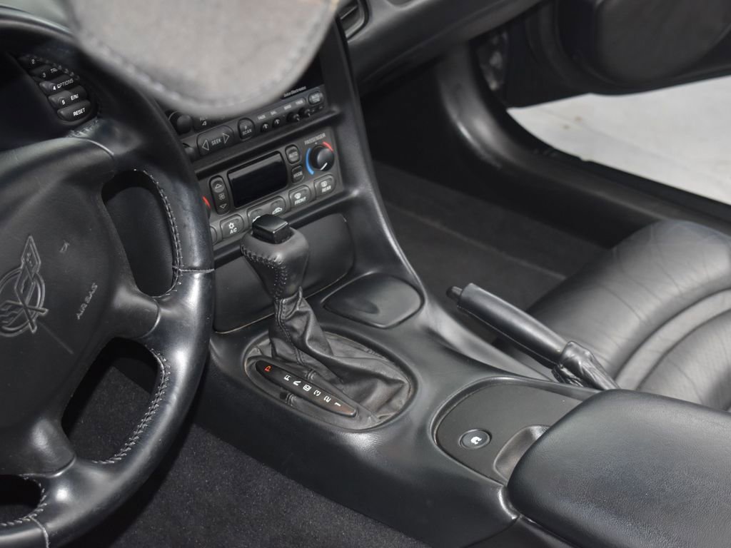 Used 2000 Chevrolet Corvette Base w/ Performance Handling Pkg image 13