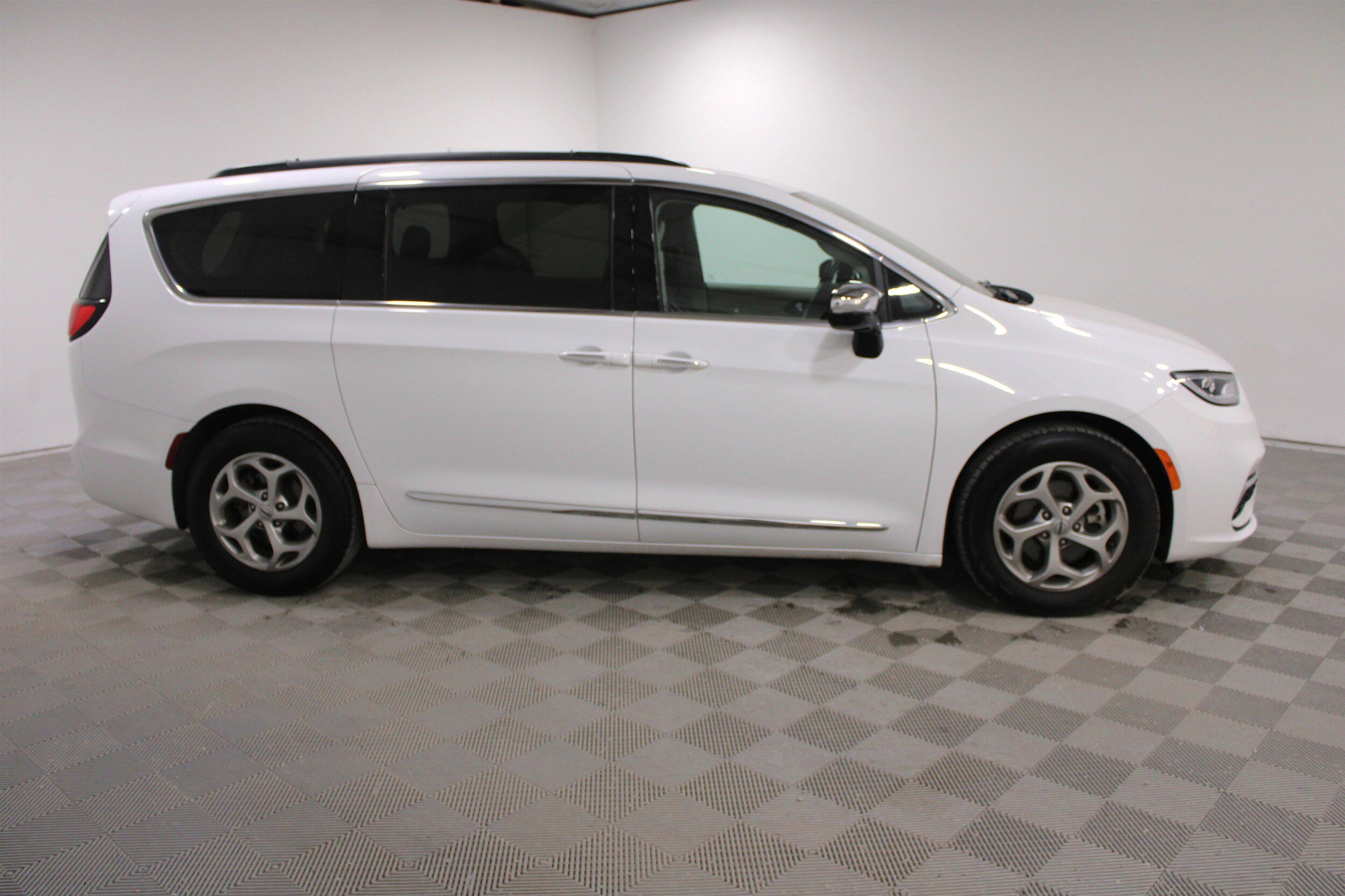 Used 2023 Chrysler Pacifica Limited image 28