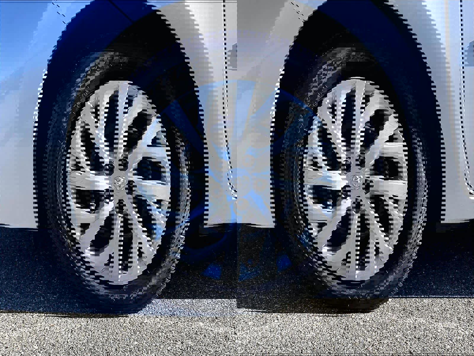 Used 2018 Toyota Corolla LE image 7