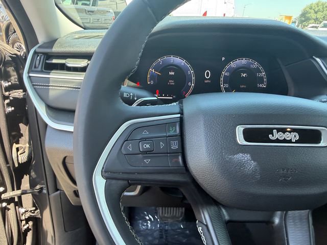 Used 2023 Jeep Grand Cherokee Laredo AWD/4WD image 19