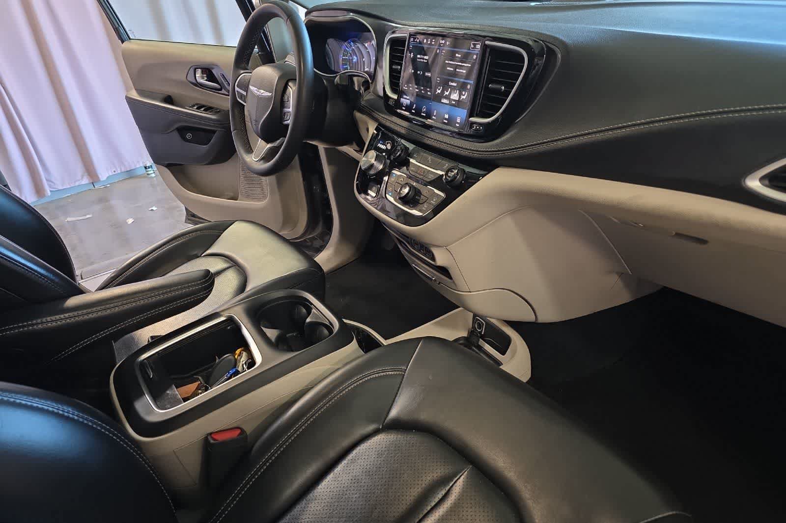 Used 2023 Chrysler Pacifica Touring-L FWD image 18