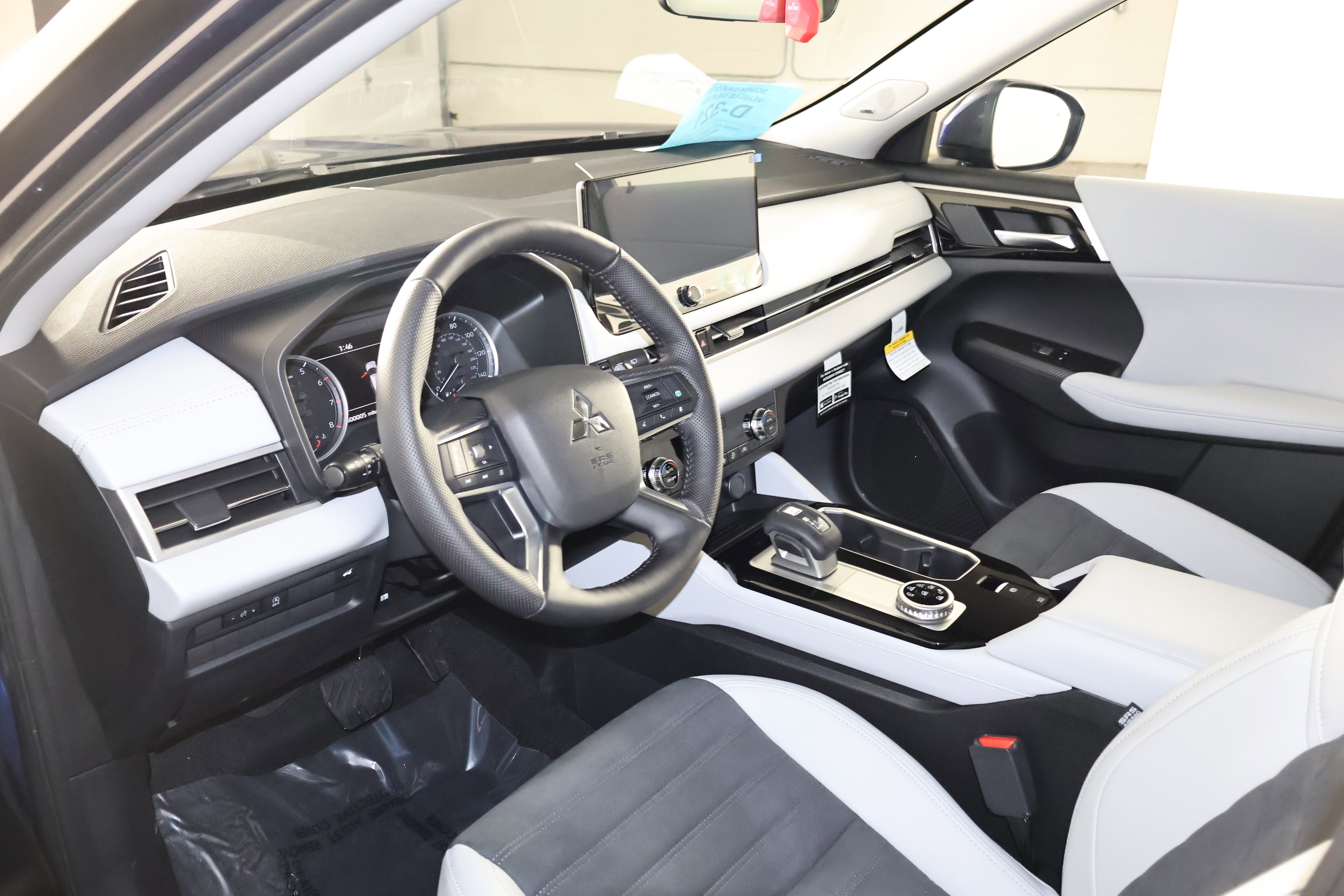 New 2026 Mitsubishi Outlander SE image 2