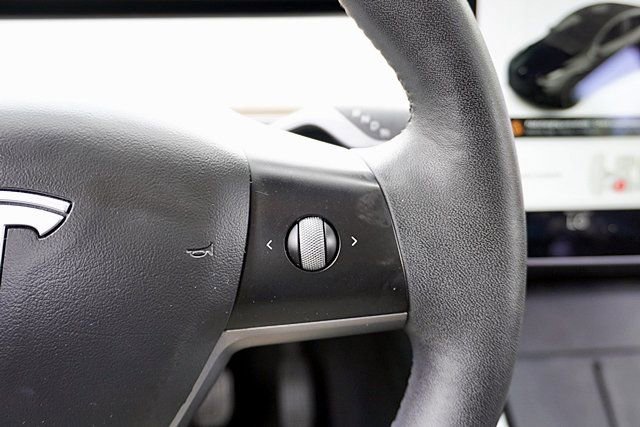 Used 2021 Tesla Model Y Long Range AWD/4WD image 40