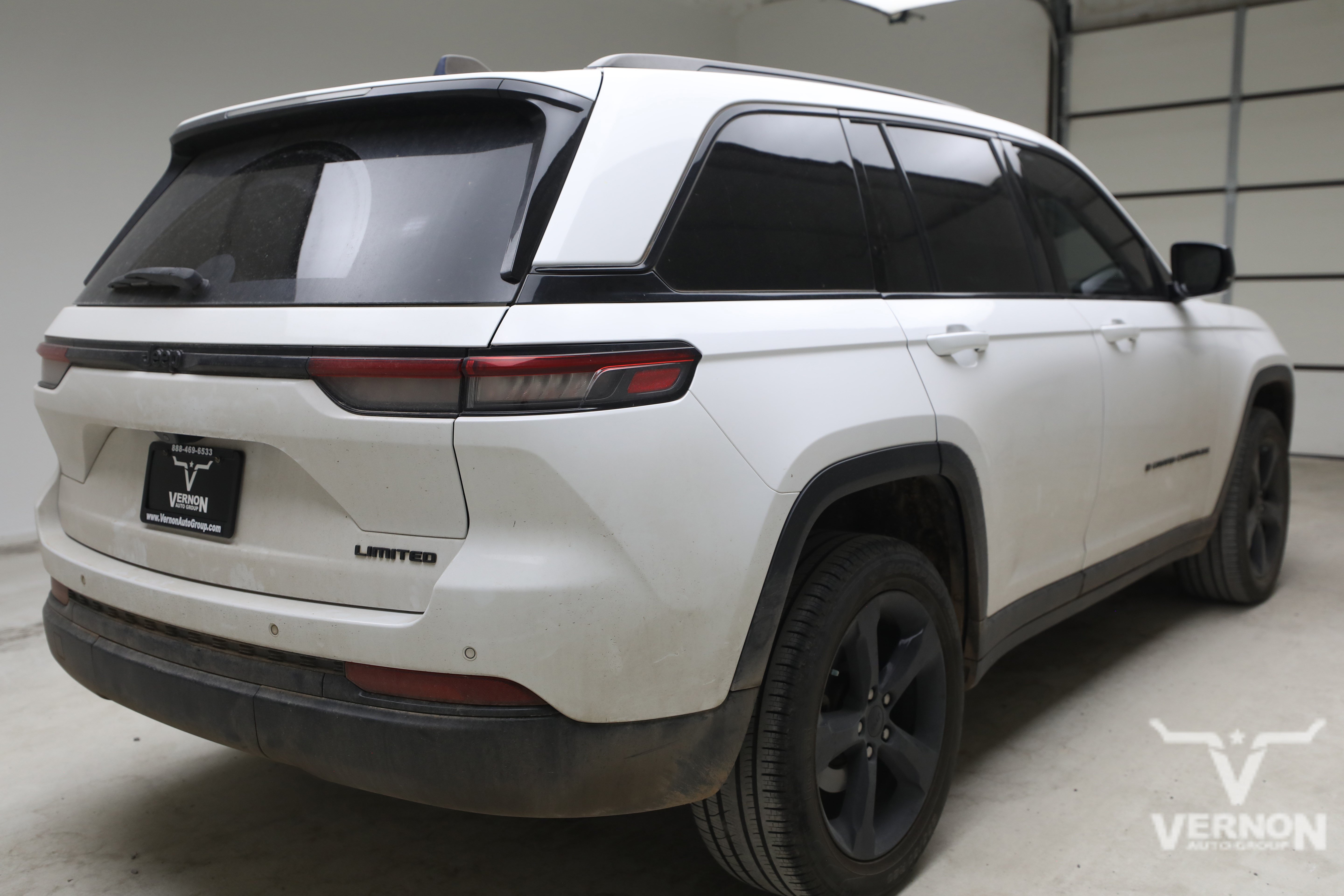 Used 2023 Jeep Grand Cherokee Limited w/ Black Appearance Package RWD image 4