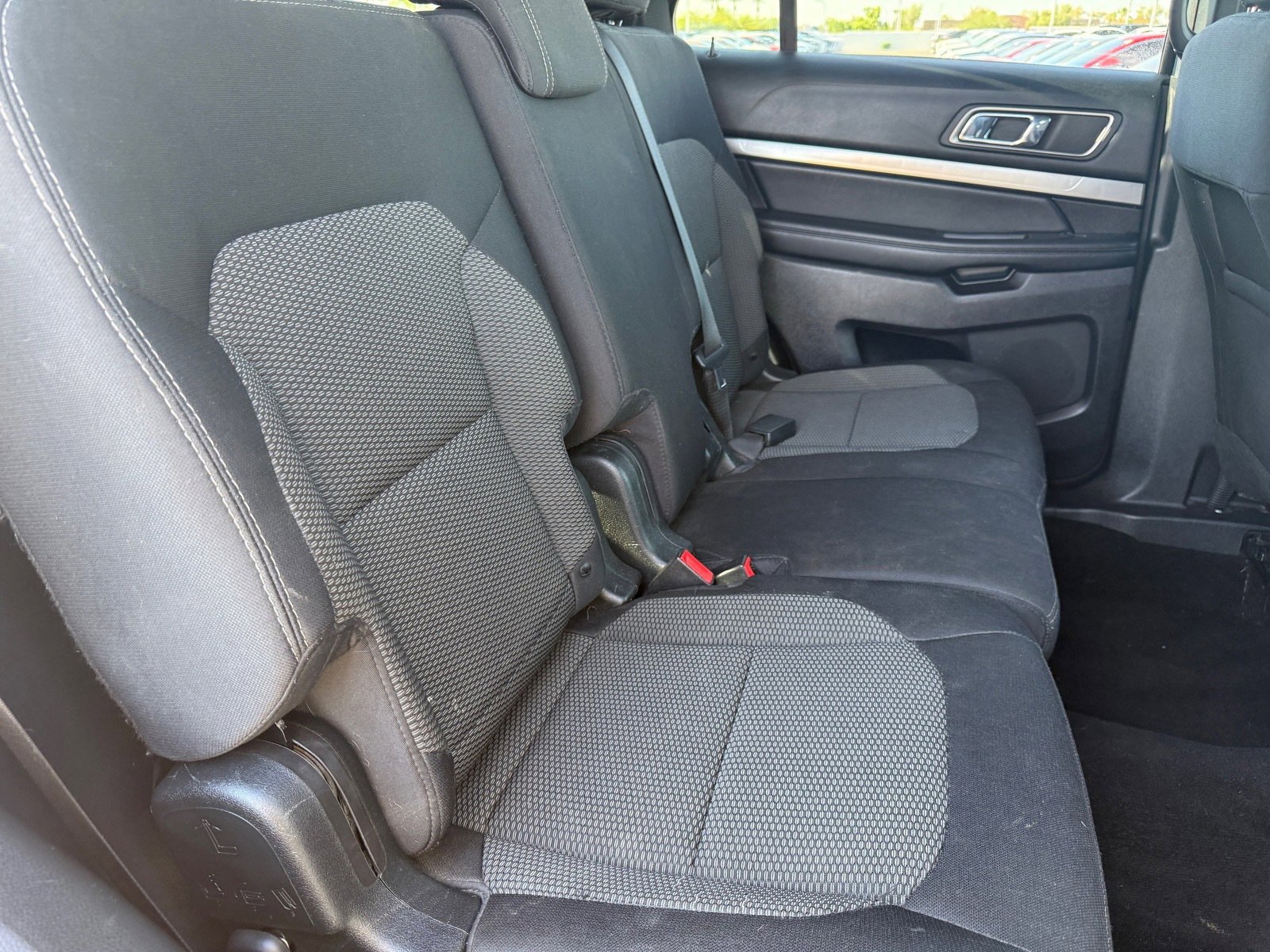 Used 2018 Ford Explorer XLT w/ Equipment Group 201A FWD image 27