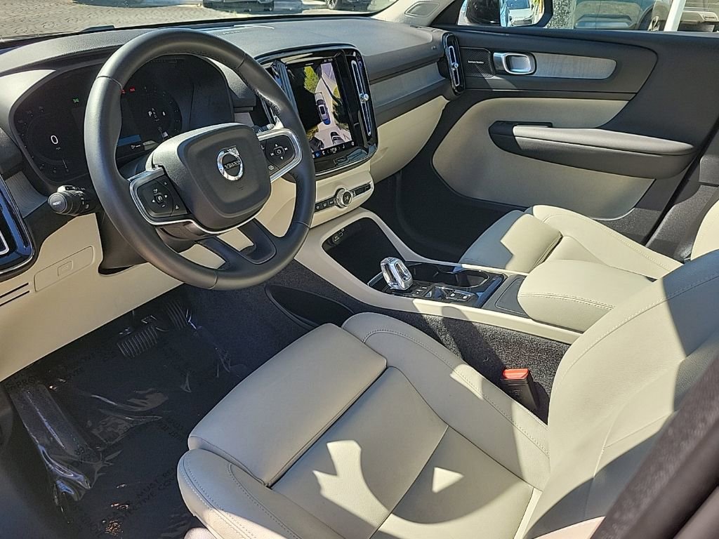Used 2025 Volvo XC40 B5 Ultra image 13