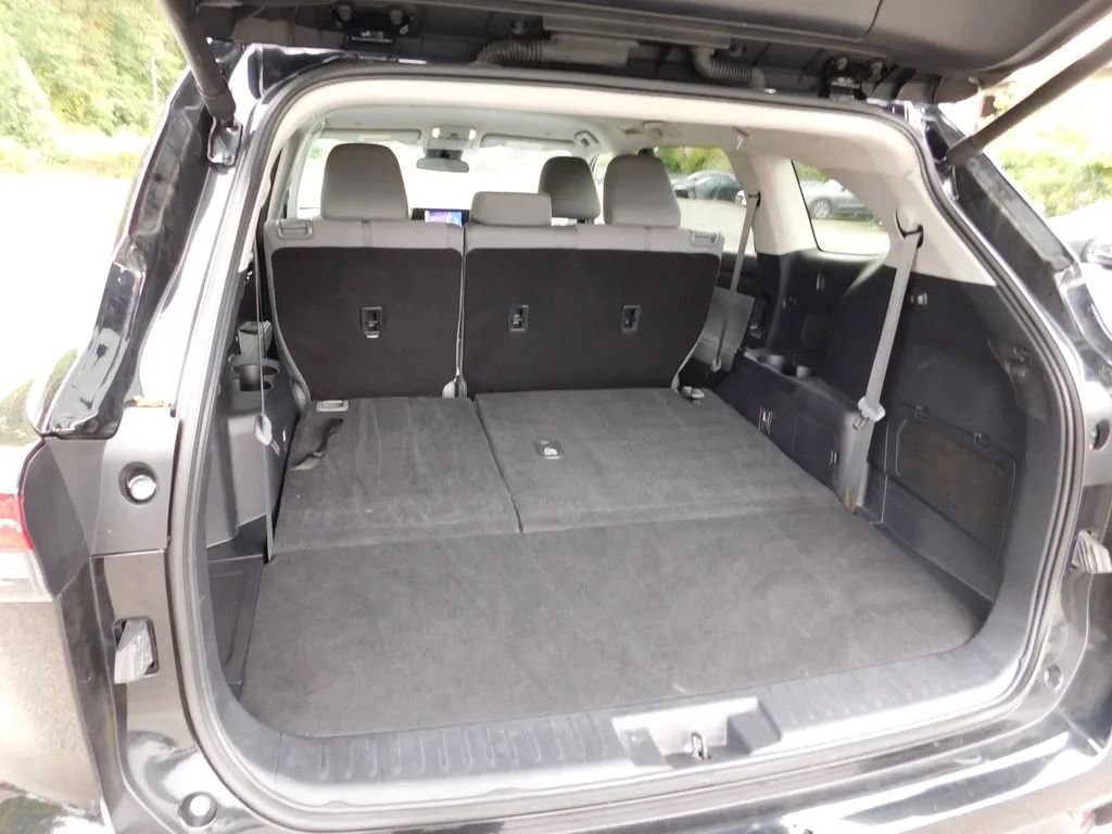 Used 2024 Toyota Highlander LE image 7