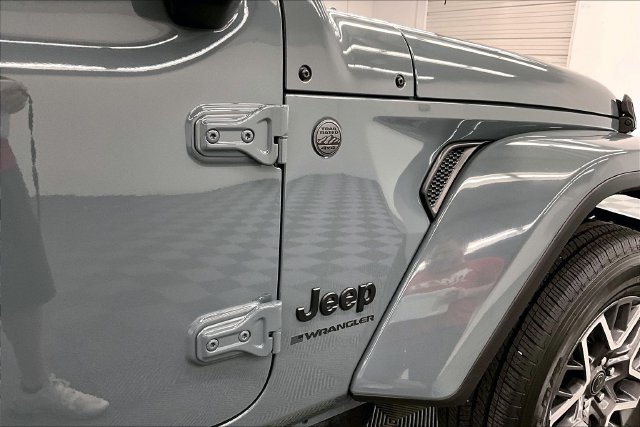 Used 2026 Jeep Wrangler Unlimited Sahara AWD/4WD image 11