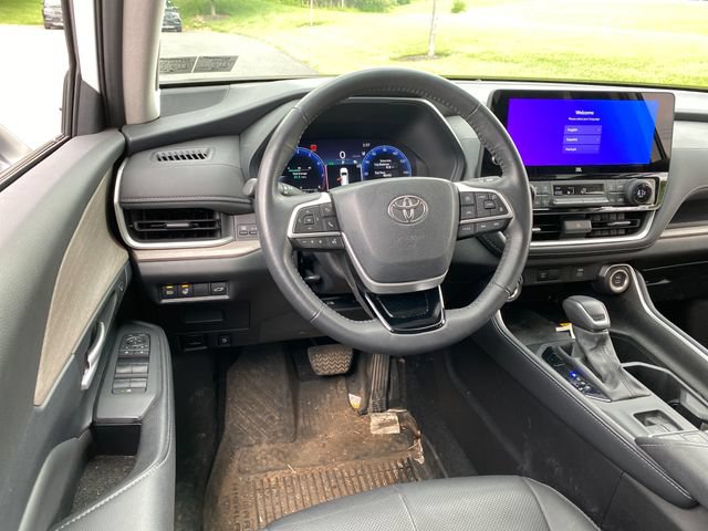 Used 2025 Toyota Grand Highlander AWD image 18