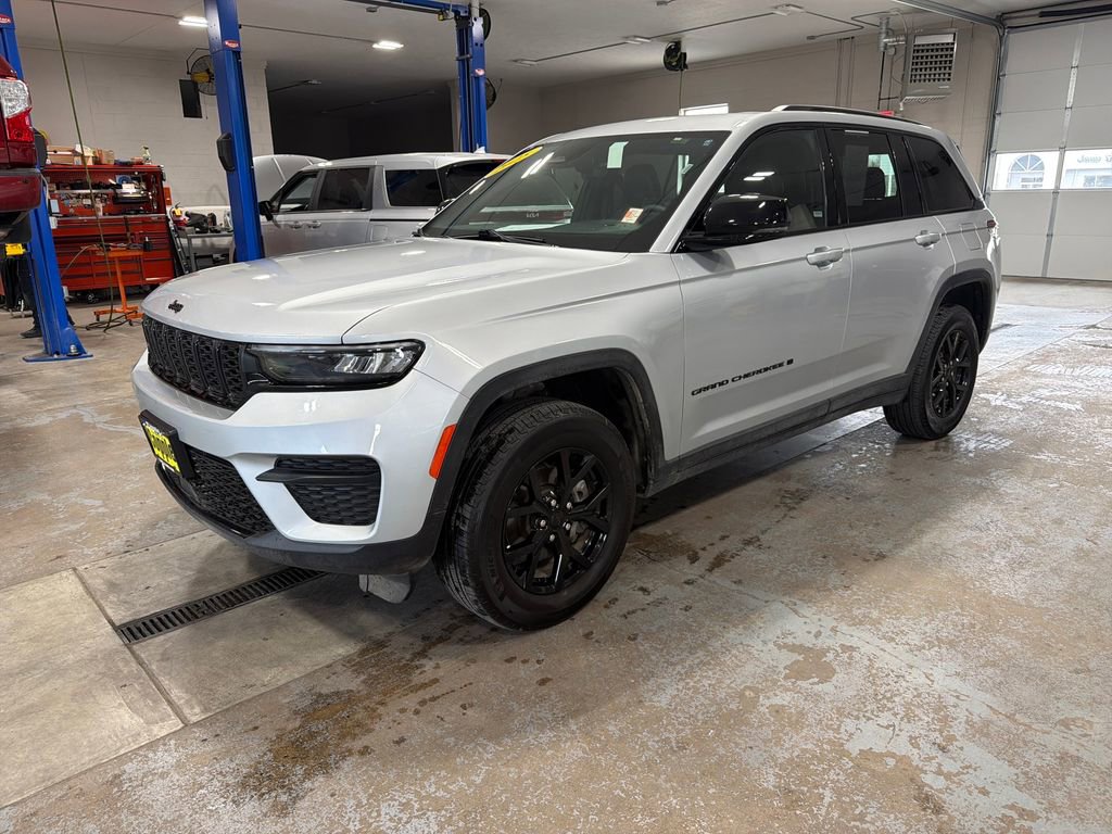 Used 2025 Jeep Grand Cherokee Altitude image 57
