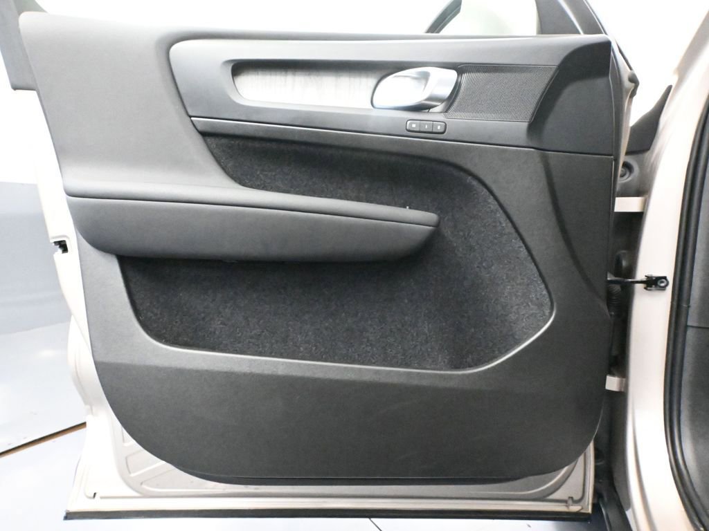 Used 2023 Volvo XC40 B5 Core image 19