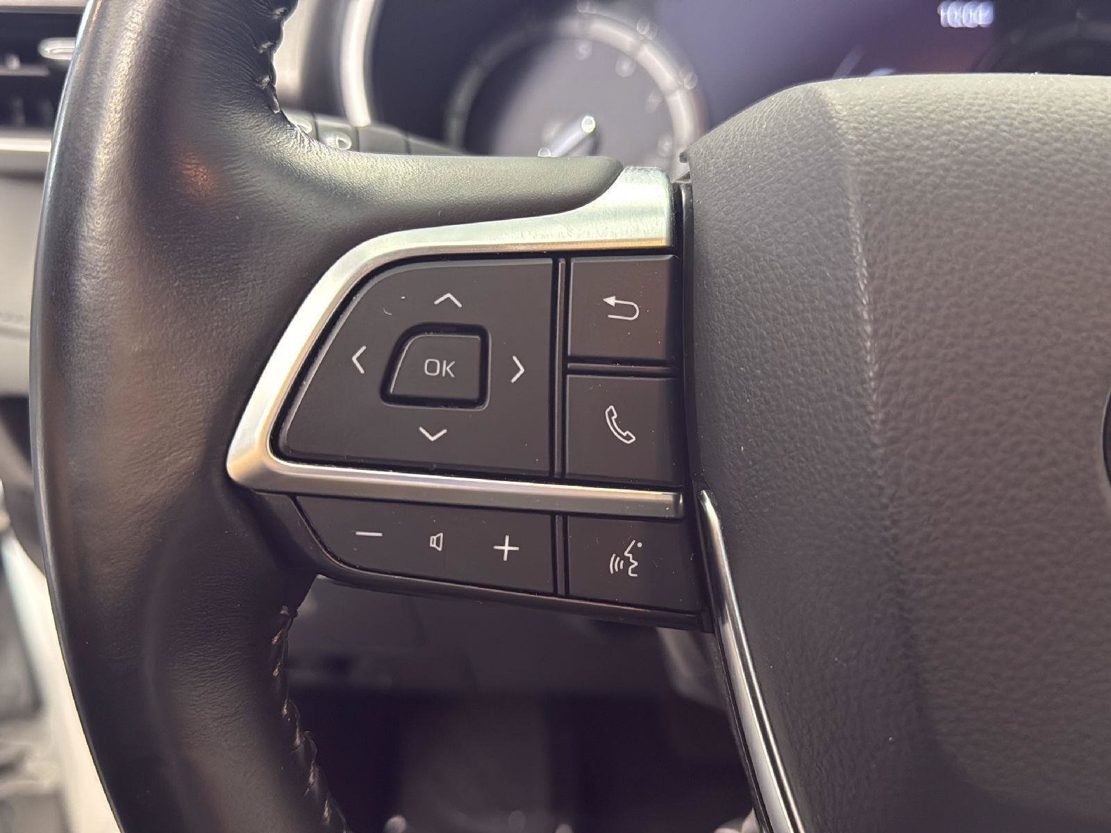 Used 2021 Toyota Highlander XLE AWD/4WD image 8