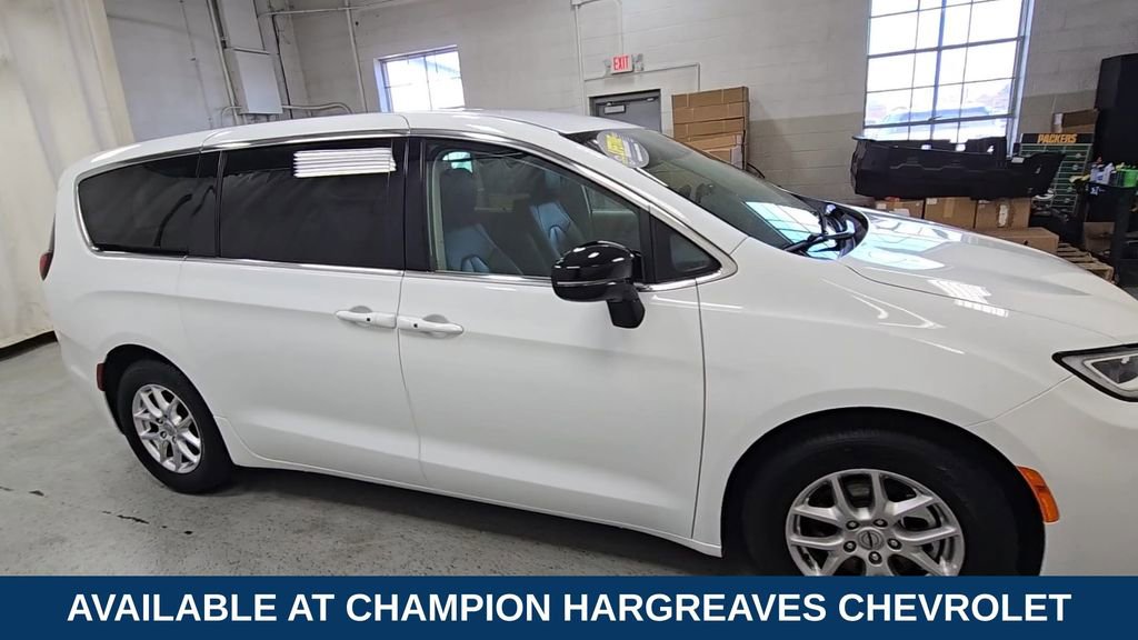 Used 2024 Chrysler Pacifica Touring-L FWD image 2