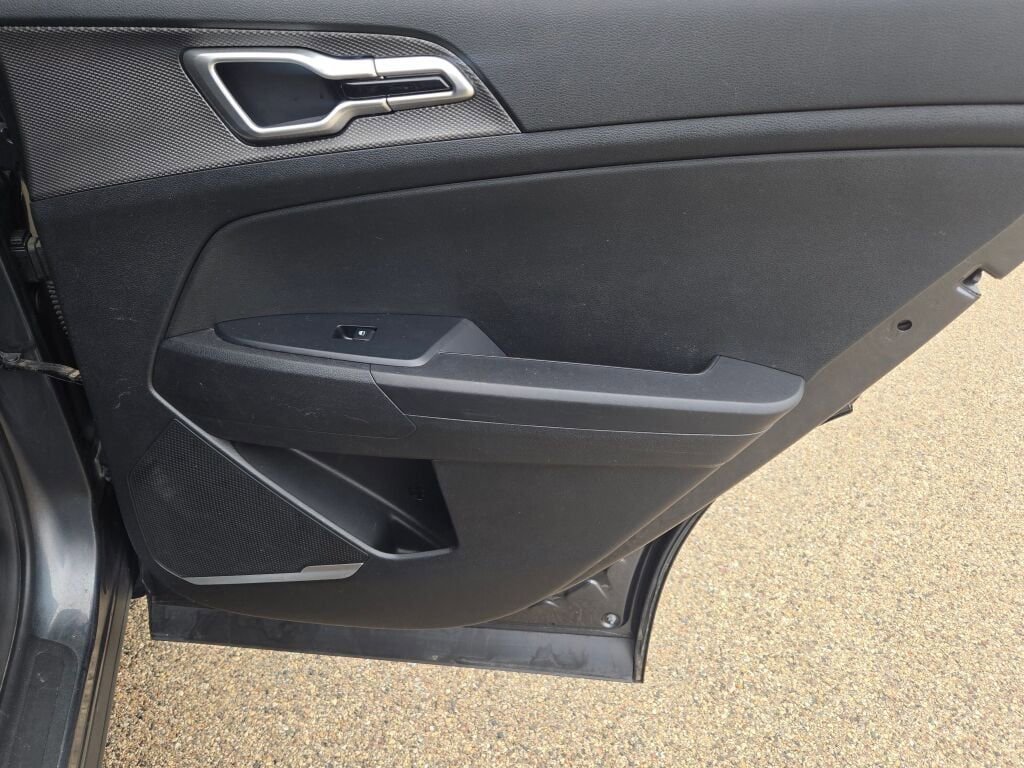 Used 2023 Kia Sportage LX image 9