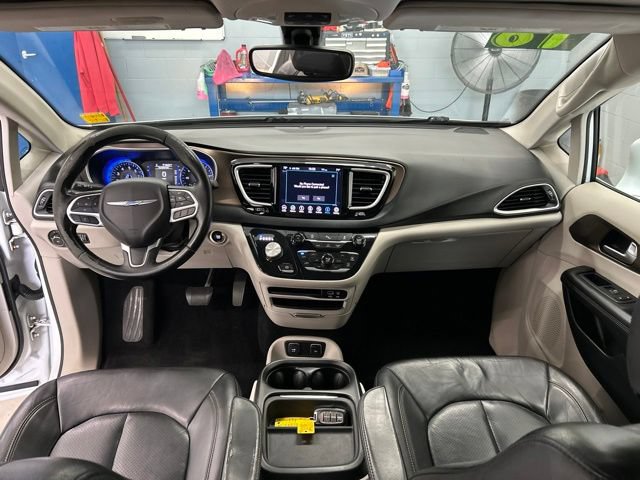 Used 2018 Chrysler Pacifica Touring-L w/ Premium Audio Group FWD image 11