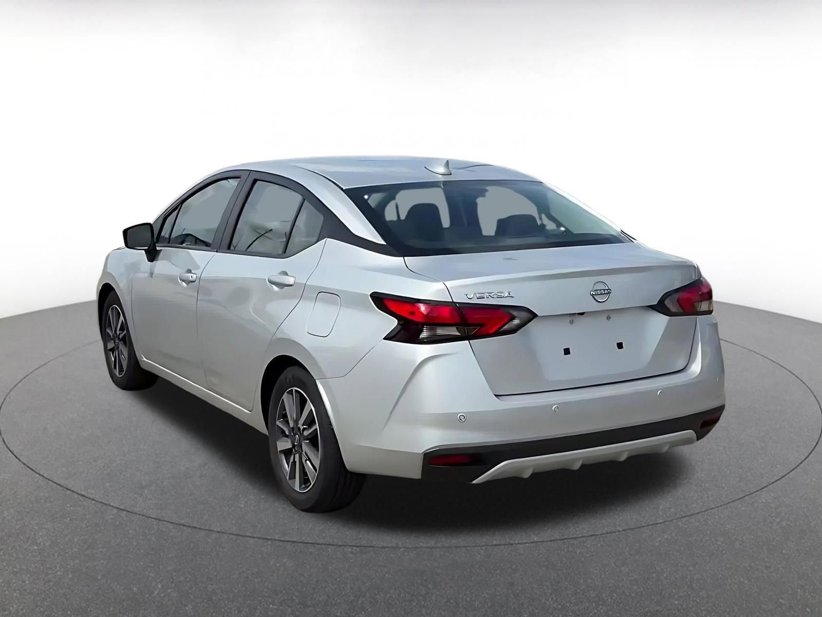 Used 2025 Nissan Versa SV image 9