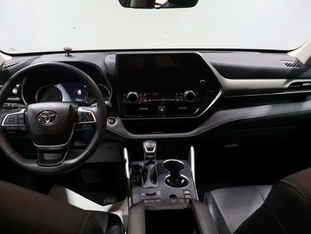 Used 2024 Toyota Highlander XLE image 16