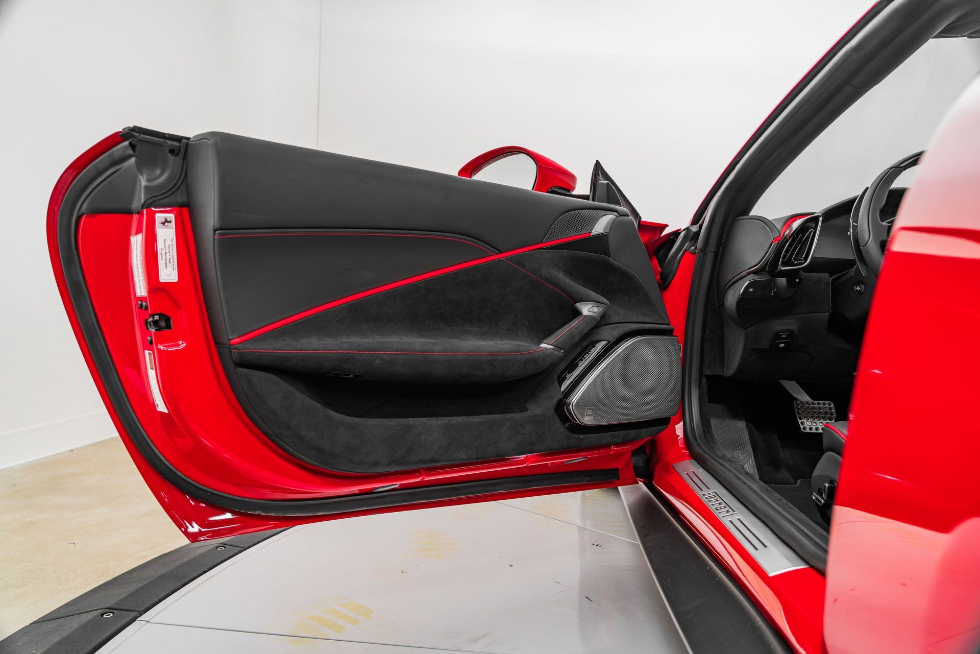 Certified 2025 Ferrari Roma Spider RWD image 17