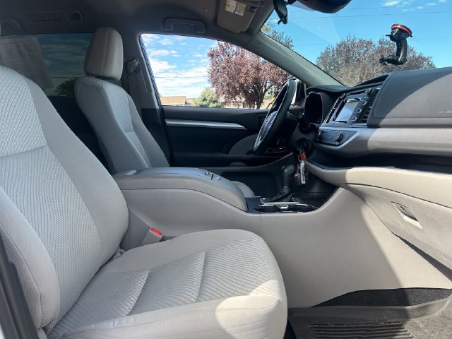 Used 2019 Toyota Highlander LE AWD/4WD image 36