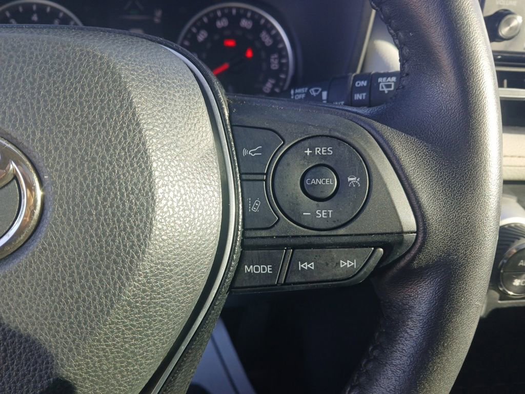 Used 2021 Toyota RAV4 XLE Premium image 23