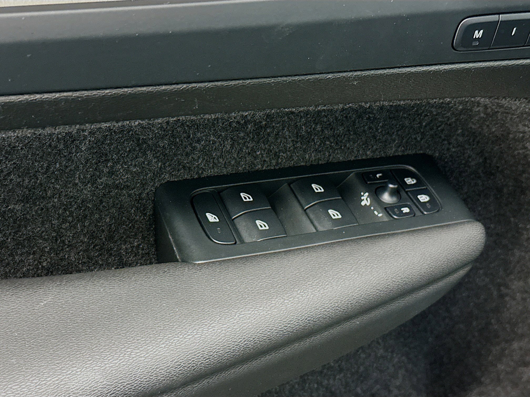 Used 2025 Volvo XC40 B5 Plus image 15