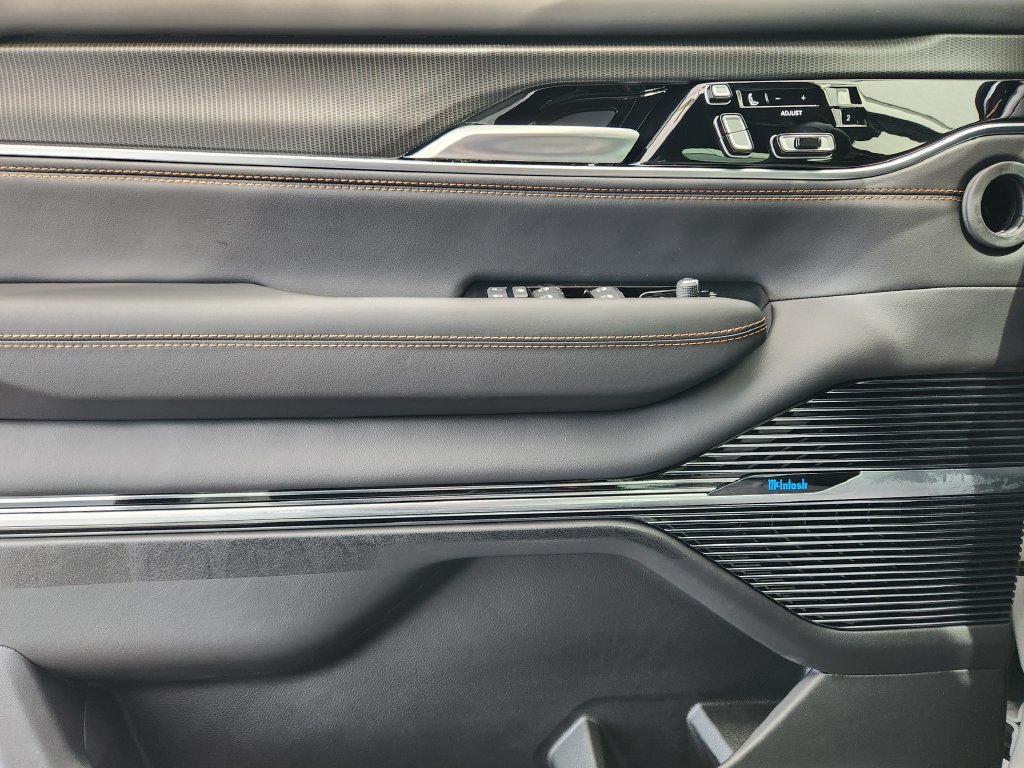 New 2026 Jeep Grand Wagoneer Summit AWD/4WD image 17