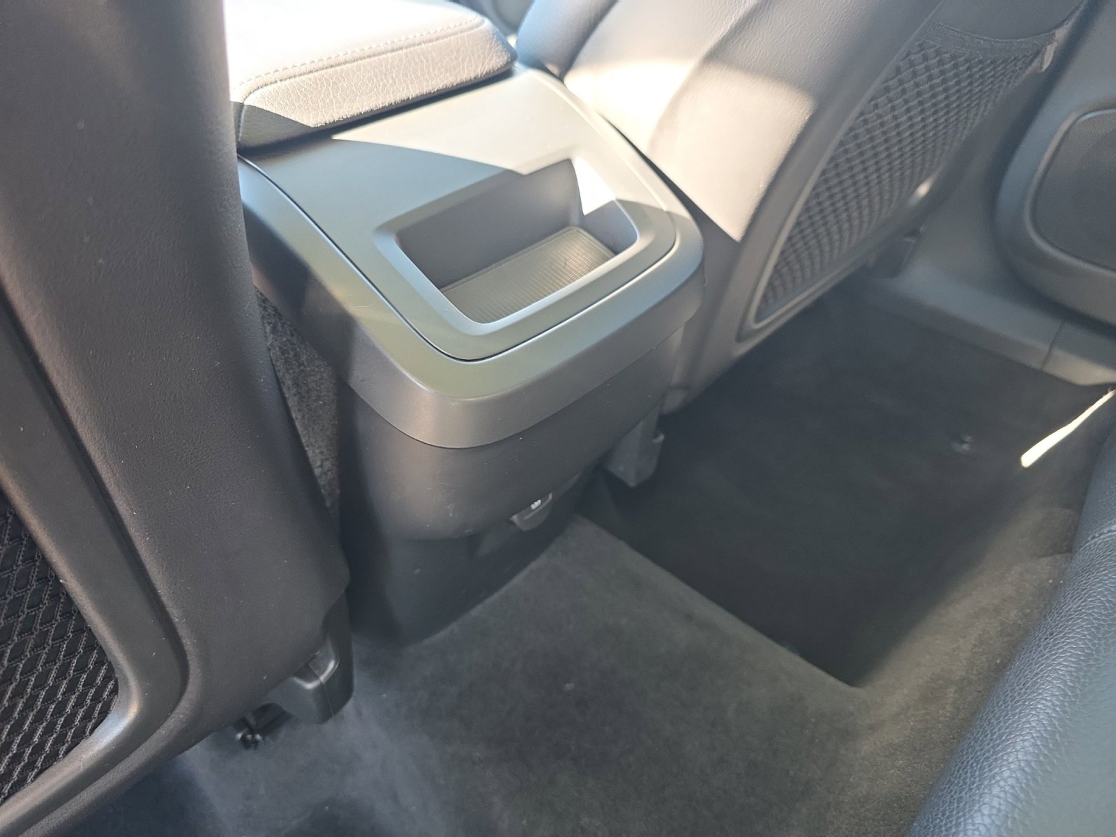 Used 2021 Volvo XC60 T5 Momentum w/ Premium Package image 32