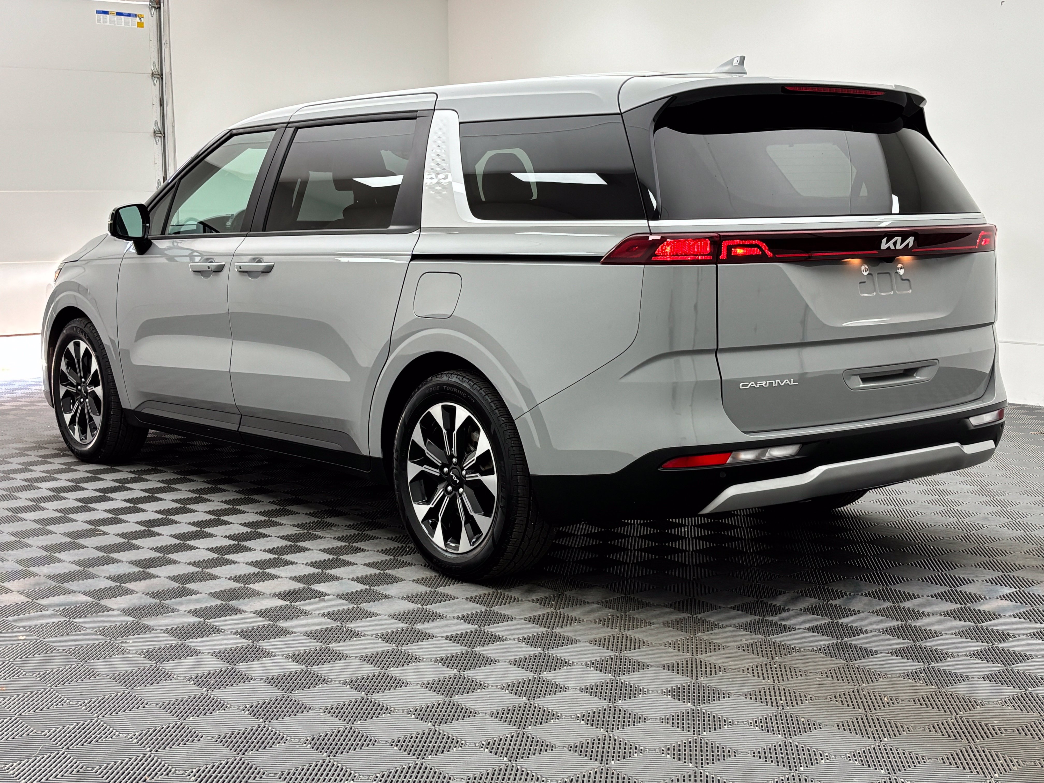 Used 2023 Kia Carnival EX FWD image 10