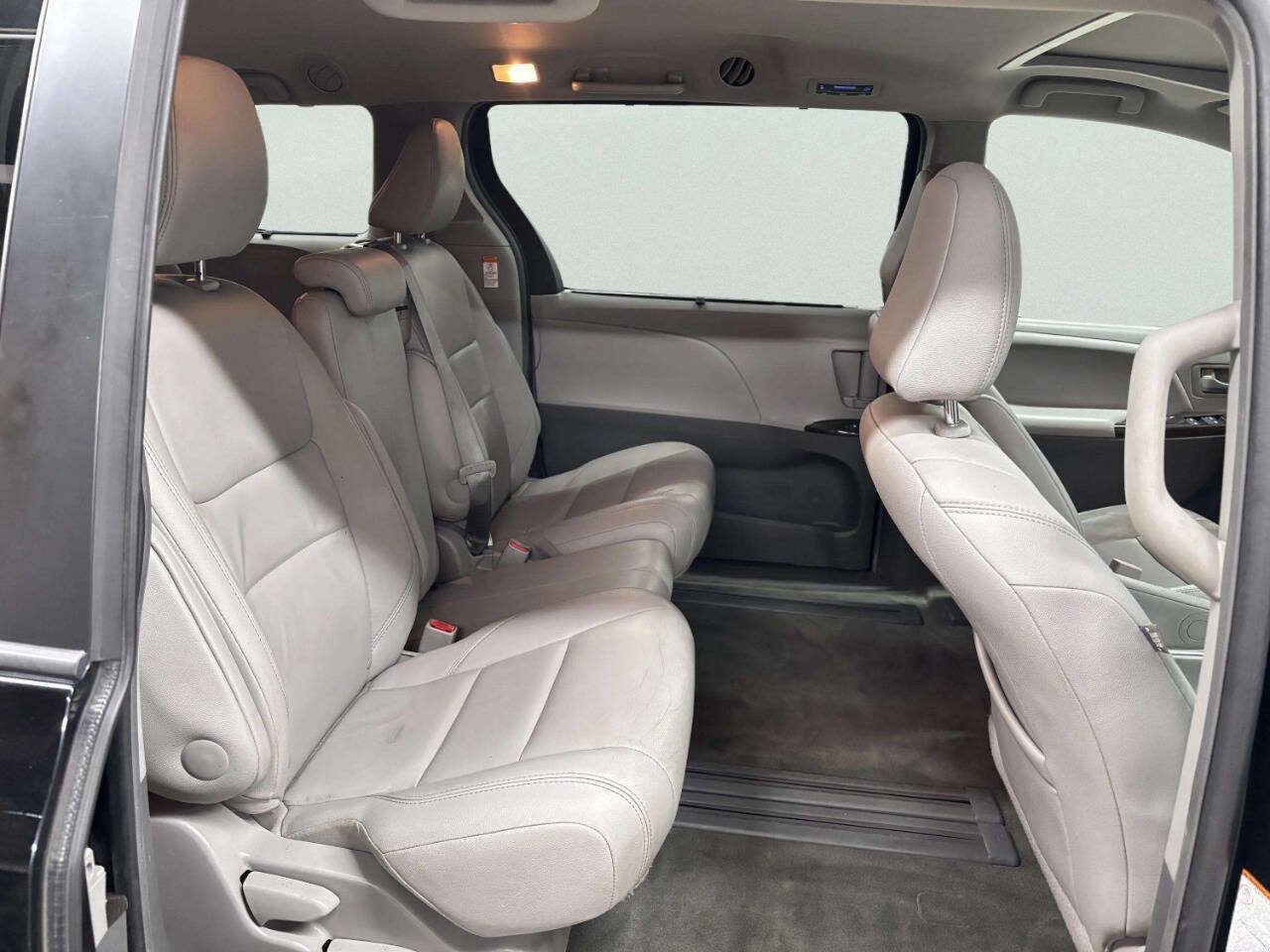 Used 2015 Toyota Sienna XLE FWD image 20