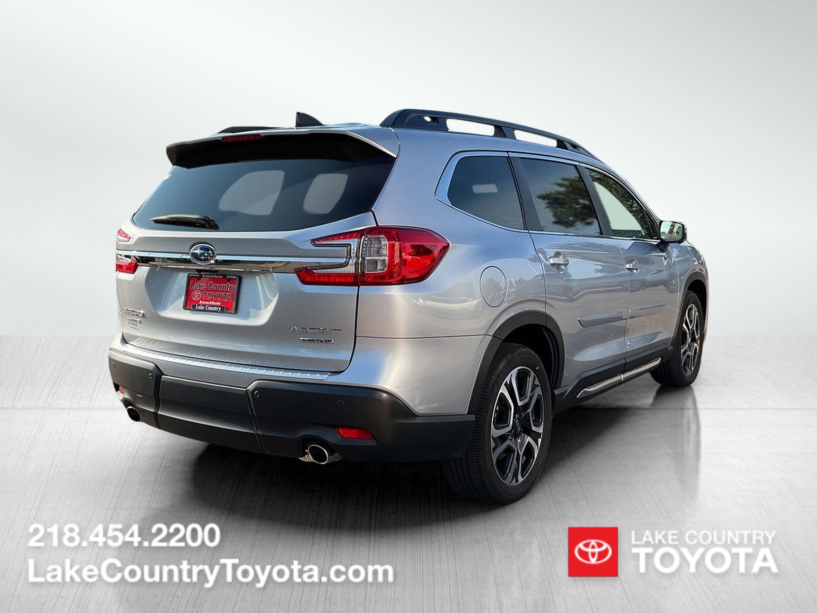 Used 2023 Subaru Ascent Limited w/ Technology Package AWD/4WD image 5