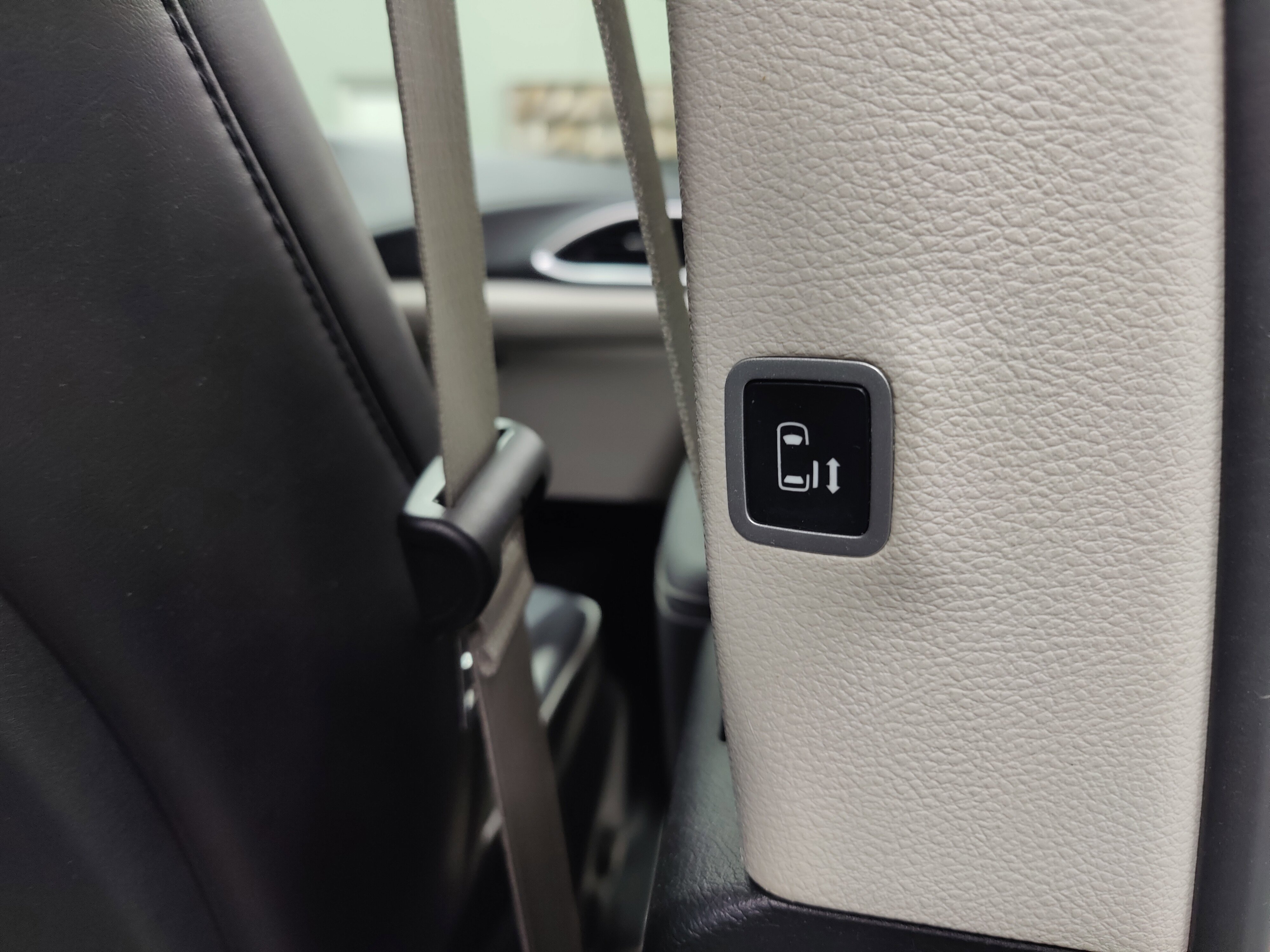 Used 2024 Chrysler Pacifica Limited image 23